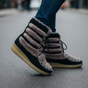 VTG Suede Boots Black Size 7.5 Faux Fur Shearling Apres Ski Boho Festival 1970s